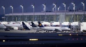 „Het kwaad kan niet meer bereiken dan God toelaat. Het coronavirus heeft Hij onder controle.” Foto: de coronacrisis houdt wereldwijd vliegtuigen aan de grond, zoals ook op de luchthaven van München. beeld EPA, Lukas Barth-Tuttas