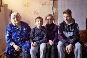 Een van de oma’s die in Moldavië voor haar kleinkinderen zorgt is de 64-jarige Anna uit Stefan Voda. Drie kinderen heeft ze onder haar hoede: Sergiu (10), Maria (12) en Pavel (15).  beeld Jaco Klamer