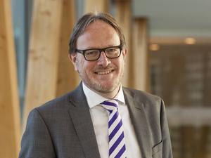 Vertrekkend bestuurder Harmen van Wijnen van de Christelijke Hogeschool Ede: „Met een docent die formeel niet bij een kerk hoort, moet je een gesprek voeren.”  beeld CHE, Niek Stam
