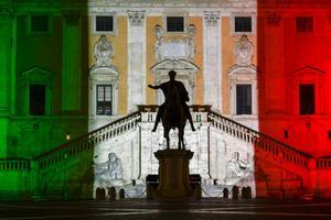 De Italiaanse vlag wordt op het senaatspaleis in Rome geprojecteerd. beeld AFP, Filippo Monteforte