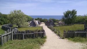 Plimoth Plantation in Plymouth, Massachusetts. In dit openluchtmuseum is het eerste dorp van de Pilgrim Fathers nagebouwd. beeld Wikimedia