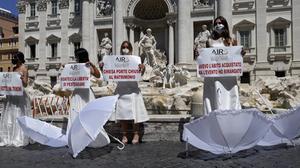 Italiaanse bruiden protesteerden dinsdag tegen de strenge coronamaatregelen rond huwelijkssluitingen. beeld Ewout Kieckens