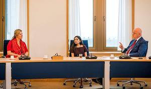 Archiefbeelden van een eerder overleg tussen het CIO (links vertegenwoordigd door secretaris Daniëlle Woestenberg) en minister Grapperhaus (rechts). beeld CIO