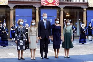 Samen met het koninklijk gezin was koningin Sofia eerder deze maand bij de uitreiking van de Prinses van Asturië-prijzen. Als trotse oma luisterde ze naar de toespraak van haar kleindochter Leonor. beeld EPA, Ballesteros