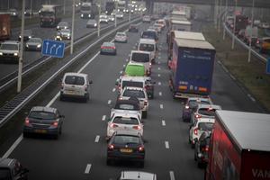 Toenemende drukte op de weg kan ervoor zorgen dat mensen dichterbij hun werk gaan wonen. Er zijn diverse factoren die bepalen of mensen een baan op afstand accepteren, stelt prof. dr. Bert van Wee.  beeld ANP, Jeroen Jumelet