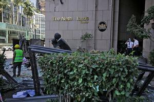 Beveiligingsfunctionarissen houden op de wacht bij de ingang van de Nederlandse ambassade in de hoofdstad van Libanon, Beiroet, een dag na een enorme explosie in de haven van de stad. Beeld AFP, Ibrahim Chalhoub