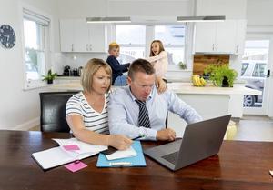 Door de lockdown kunnen we veel minder activiteiten buitenshuis doen en zijn we meer aangewezen op de thuissituatie. beeld iStock