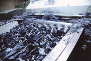 Gedragen spijkerbroeken gaan eerst door de shredder in een fabriek in Valencia. beeld MUD Jeans