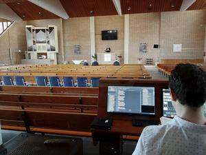 Dienst in coronatijd in de Hervormde Sionskerk in Papendrecht. beeld Piet Stout