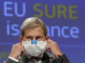 Eurocommissaris Johannes Hahn. beeld AFP, Olivier Hoslet