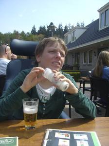 Maria Slingerland (40) is ernstig verstandelijk gehandicapt en doof. Communiceren gaat met de hulp van een map met honderd foto’s. beeld RD