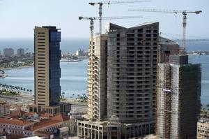Bouwprojecten in de Angolese hoofdstad Luanda. De land behoorde vanwege de olie jarenlang tot de snelst groeiende economieën van Afrika. De ongelijkheid nam tegelijkertijd echter enorm toe.  beeld AFP, Rodger Bosch