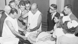 Dr. Walter Freeman (1895-1972) tikt hier een ijspriemachtig instrument in de hersenpan van een patiënt met een psychische aandoening. beeld RD