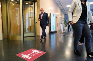 Minister Grapperhaus op weg naar de persconferentie. beeld ANP