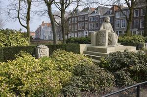 Na Emma’s overlijden in 1934 kwam er op initiatief van de Middelburgse vereniging ”Uit het Volk – Voor het Volk” een gedenkteken in de Zeeuwse hoofdstad. beeld Beeldbank Middelburg