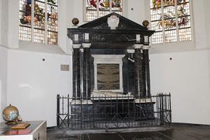 Het praalgraf van de zeeheld Piet Pieterszoon Hein (1577-1629) in de Oude Kerk in Delft. beeld RD