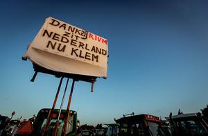 Felle protesten van boeren bij het gebouw van het RIVM in Bilthoven. beeld ANP, Robin van Lonkhuijsen