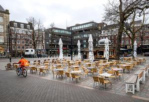 Een leeg terras in het centrum van Den Haag nadat horeca gesloten is vanwege maatregelen tegen het coronavirus. beeld ANP