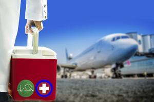 „Met de invoering van de nieuwe donorwet worden we gedwongen om onze keuze te registreren.” Foto: luchtvervoer van orgaan ten behoeve van transplantatie. beeld iStock
