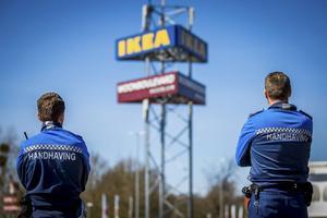 Handhavers voerden zaterdag bij de woonboulevard in Heerlen extra controles uit op het naleven van alle regels rond het beperken van de verspreiding van het coronavirus. beeld ANP, Marcel van Hoorn