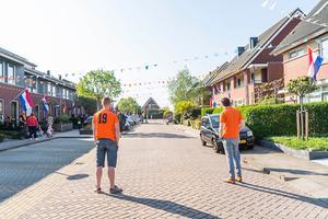 Staand voor hun woningen zongen tal van inwoners van Goudriaan, een Oranjegezind dorp in de Alblasserwaard, maandag rond 10.00 uur het Wilhelmus. beeld Cees van der Wal