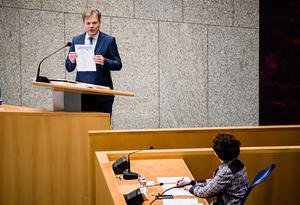 Pieter Omtzigt (CDA) en Staatssecretaris Alexandra van Huffelen (Financien) tijdens een debat over het stopzetten van de kinderopvangtoeslag. beeld ANP