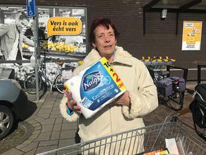 Jacqueline kon vrijdag in Emmeloord nog een pak wc-papier op de kop tikken. beeld RD