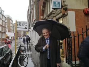 Roger stemde altijd Conservatief, maar koos donderdag voor het eerst voor de Liberaal-Democraten.  beeld John Spijkerman