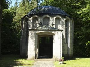 Gedenkruimte op de begraafplaats van concentratiekamp Konzentrationslager Kaufering VI bij Türkheim (onderdeel van Dachau). Rose Price werd uit dit kamp bevrijd door de geallieerden.  beeld Wikimedia