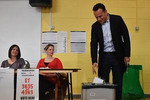 Varadkar brengt zijn stem uit. beeld AFP