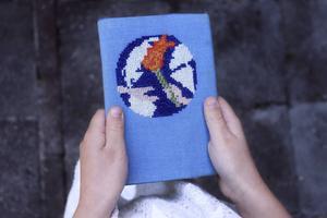 Als apostelkind zat je op het kinderkoor, dat geregeld bijdroeg aan de dienst. De liedteksten gingen vooral over dienstbaar zijn en luisteren naar ”het Apostelwoord”.