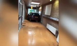 Man rijdt woensdagavond 1 juli school binnen in Grootebroek. Beeld screenshot Youtube