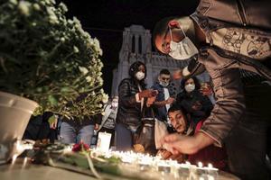 Kaarsen voor de basiliek van Nice, donderdagavond. beeld AFP, Valery Hache