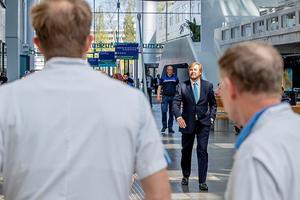 Het koningspaar is al wekenlang onvermoeibaar betrokken bij alle inspanningen die worden verricht ter bestrijding van corona. Foto: Koning Willem-Alexander tijdens een bezoek aan het Landelijk Coördinatiecentrum Patiënten Spreiding (LCPS) in het Eras-mus MC. beeld ANP, Patrick van Katwijk