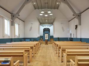 Het interieur van de christelijke gereformeerde kerk aan de Asingastraat in Ulrum. beeld Sjaak Verboom
