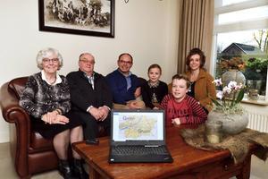 Familie De Bie achter de laptop waarop het verschil in dialectuitspraak in kaart is gebracht.  beeld Erald van der Aa