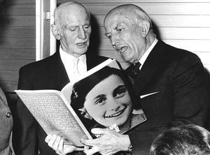 Otto Frank (l.) met een boek van zijn Anne. De vader van Anne Frank was de enige van de familie die de oorlog overleefde. beeld ANP