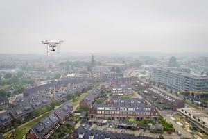 Alblasserdam (foto) is een van de 36 gemeenten die maandag het Schone Lucht Akkoord ondertekende. Het dorp onderzoekt of lucht die uit de Noordtunnel komt, kan worden gezuiverd. beeld Cees van der Wal