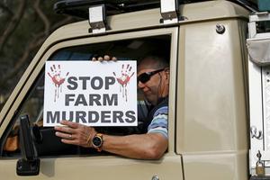 Protest tegen ‘plaasmoord’. beeld AFP, Phill Magakoe