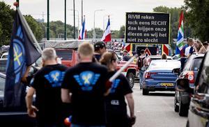 Boeren demonstreerden in juli in de buurt van het Rijksinstituut voor Volksgezondheid en Milieu (RIVM). FDF en boerenorganisatie Agractie voeren actie tegen de omstreden veevoermaatregel van Landbouwminister Carola Schouten. beeld ANP, Robin van Lonkhuijsen