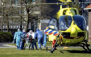 Een coronapatiënt is met de traumahelikopter overgevlogen naar de ic van het Tjonger-schansziekenhuis in Heerenveen. beeld ANP, Camjo Media
