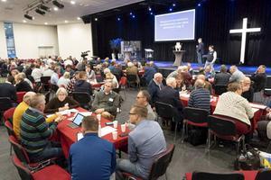 In groepjes bespraken baptisten van de Unie- en de ABC-gemeenten woensdag de perspectiefnota van de commissie van eenheid. beeld Niek Stam