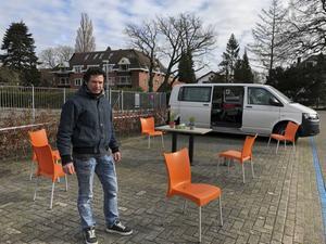 Activeringscoach Kees Berends van Ontmoeting in Harderwijk heeft buiten de inloop een plek ingericht waar bezoekers koffie kunnen drinken. beeld RD