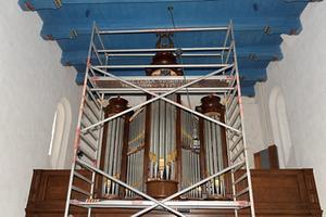 Het Garsthuizer orgel in de steigers in de Nicolaaskerk van Oldenzijl. beeld SOGK