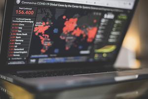 Het ECDC heeft vaste maatstaven om regio’s groen, oranje of rood in te kleuren. Zo weten mensen die ernaartoe reizen hoeveel gevaar ze er lopen. beeld Unsplash