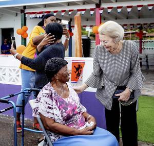 Met de oudste bewoonster van Sint Eustatius. beeld ANP, Robin van Lonkhuijsen