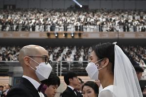 Massale huwelijkssluiting in Zuid-Korea, met angst voor het coronavirus. beeld AFP