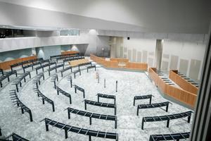 De toekomstige vergaderzaal van de Tweede Kamer. In de zomer van 2021 verhuist de Tweede Kamer van het Binnenhof naar het voormalige ministerie van Buitenlandse Zaken. beeld ANP, Bart Maat