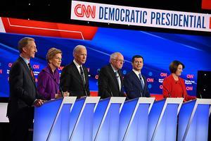 V.l.n.r.: Tom Steyer, Elizabeth Warren, Joe Biden, Bernie Sanders, Pete Buttigieg en Amy Klobuchar. beeld AFP