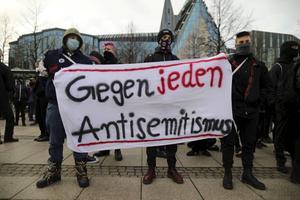 ”Tegen elk antisemitisme”, luidde vorige vorige week de boodschap van tegendemonstranten tijdens een actie van coronasceptici in het Duitse Leipzig. Volgens de Duitse regering klinkt Jodenhaat door in het protest tegen de overheidsmaatregelen. beeld EPA, Omer Messinger